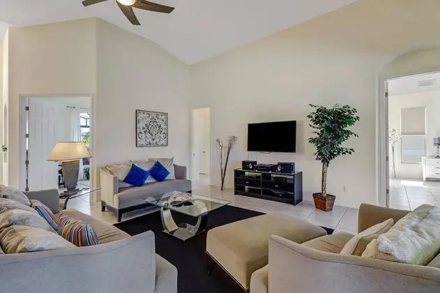 Ev (536 SE 33rd St)