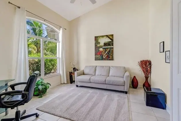 Ev (536 SE 33rd St)