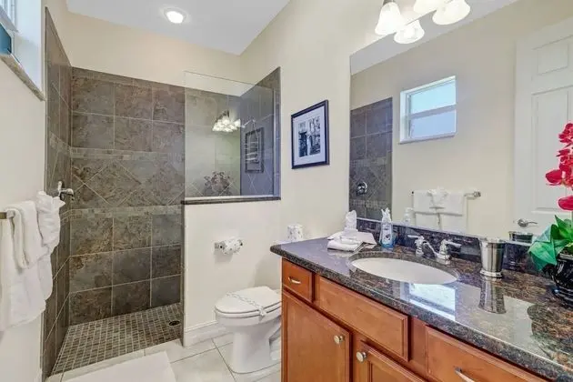 Ev (536 SE 33rd St)