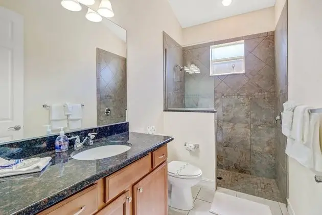Ev (536 SE 33rd St)