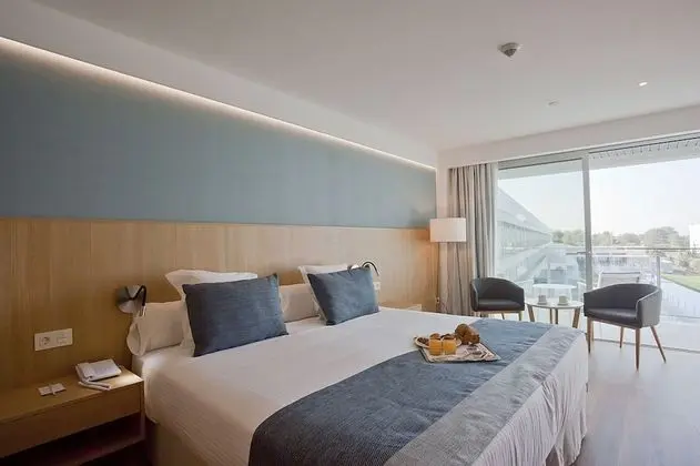 Tek Büyük Yataklı Oda, Balkon, Havuz Manzaralı