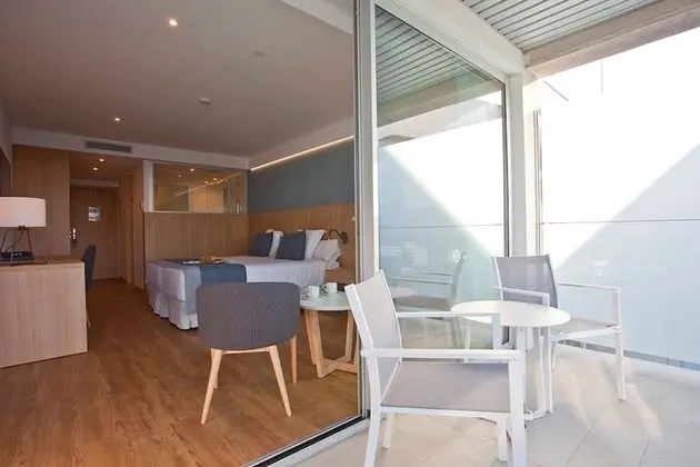 Tek Büyük Yataklı Oda, Balkon, Havuz Manzaralı
