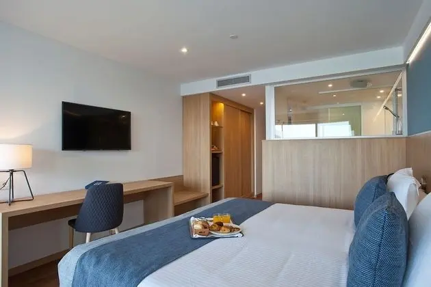 Tek Büyük Yataklı Oda, Balkon, Havuz Manzaralı