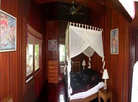 5 Bedrooms Villa