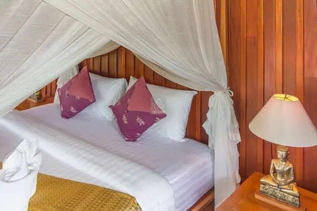 5 Bedrooms Villa