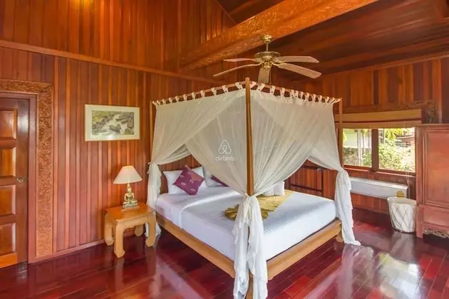 5 Bedrooms Villa