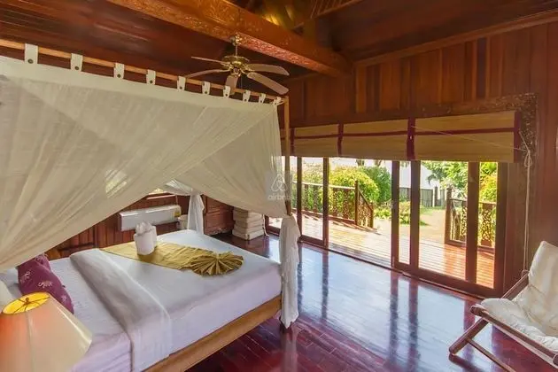 5 Bedrooms Villa