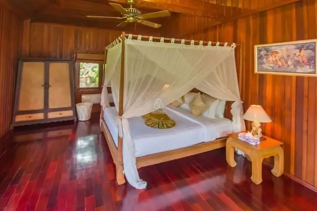 5 Bedrooms Villa
