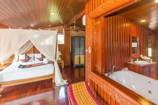 5 Bedrooms Villa