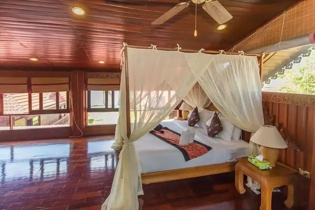 5 Bedrooms Villa