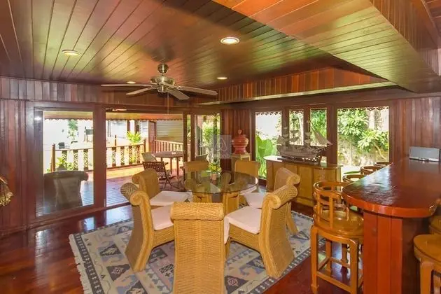 5 Bedrooms Villa