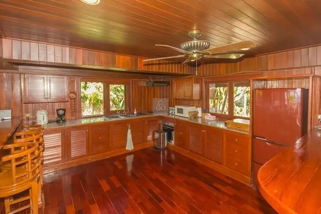 5 Bedrooms Villa