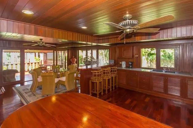 5 Bedrooms Villa