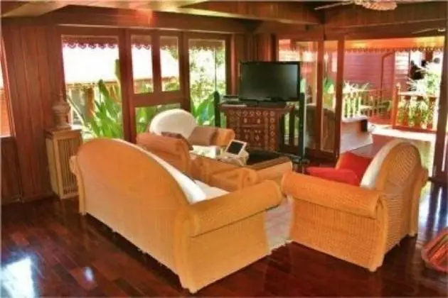 5 Bedrooms Villa