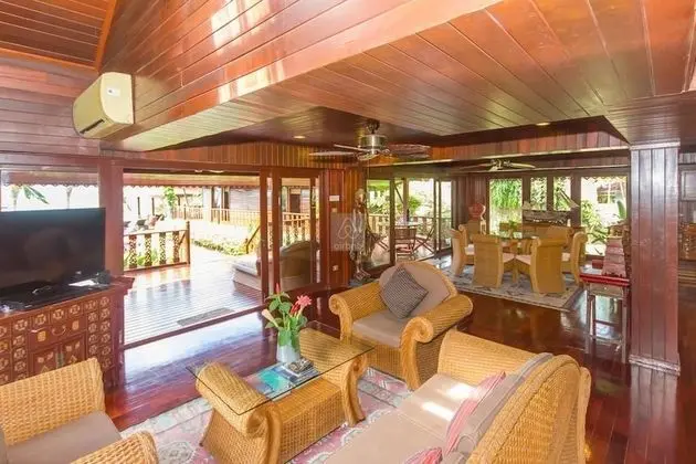 5 Bedrooms Villa