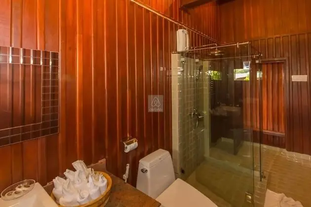 5 Bedrooms Villa