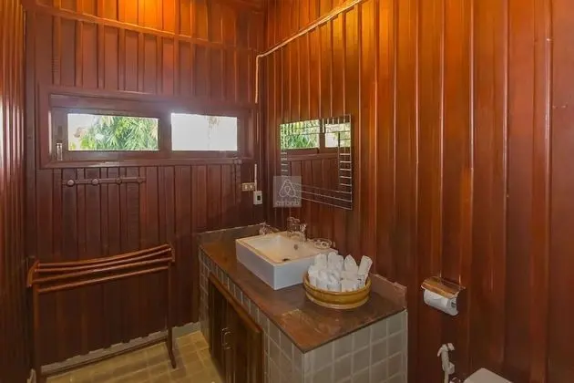 5 Bedrooms Villa