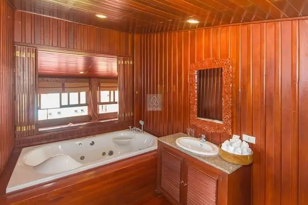 5 Bedrooms Villa