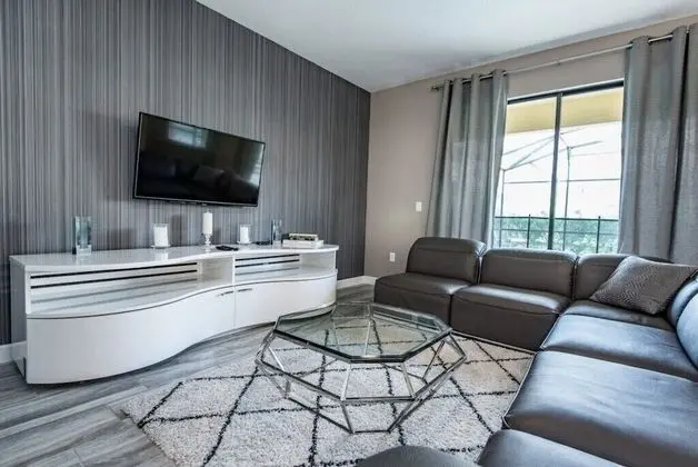 Villa (6 bedroom 5 bathroom in Solterra Reso)