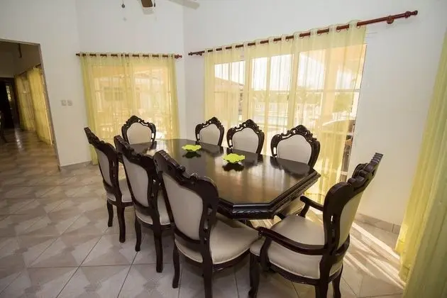 Villa (6 Bedrooms)