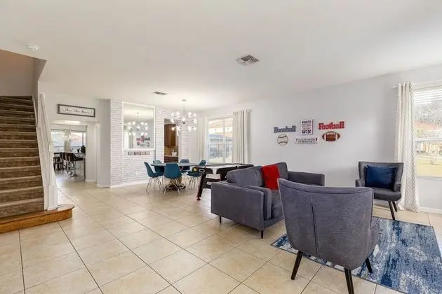Villa (Beautiful - 6 bed 5 bath House w Pool)