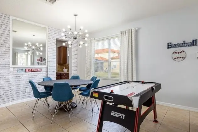 Villa (Beautiful - 6 bed 5 bath House w Pool)