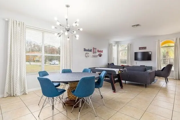 Villa (Beautiful - 6 bed 5 bath House w Pool)