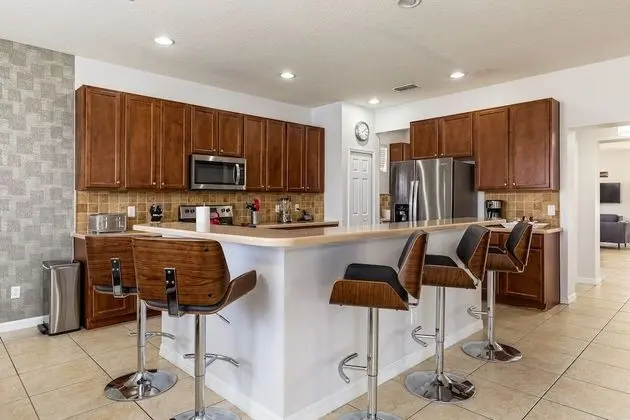 Villa (Beautiful - 6 bed 5 bath House w Pool)