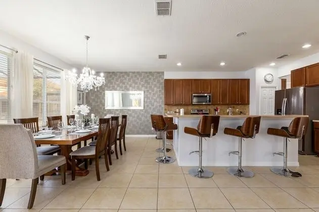 Villa (Beautiful - 6 bed 5 bath House w Pool)