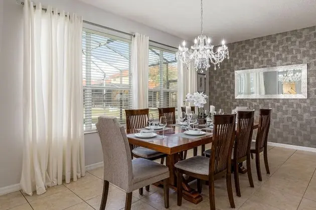 Villa (Beautiful - 6 bed 5 bath House w Pool)