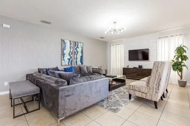 Villa (Beautiful - 6 bed 5 bath House w Pool)