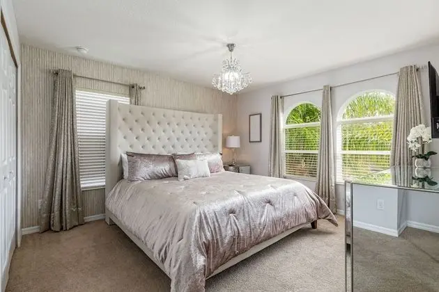 Villa (Beautiful - 6 bed 5 bath House w Pool)