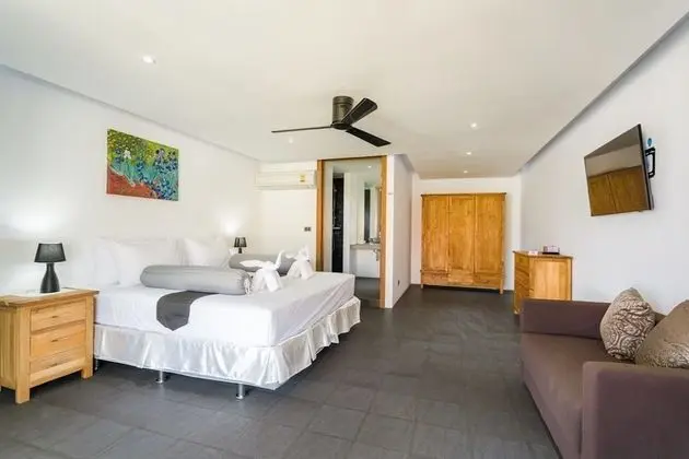 6 Bedrooms Villa