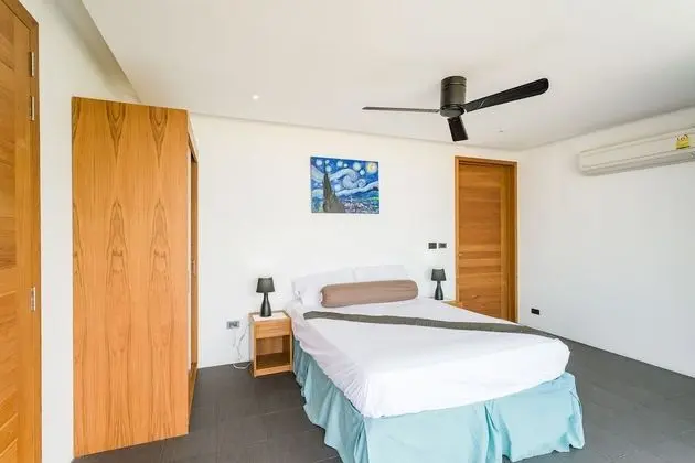 6 Bedrooms Villa
