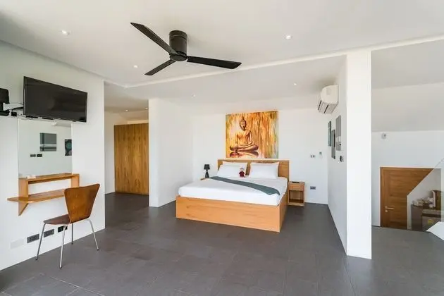 6 Bedrooms Villa