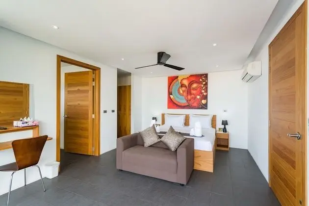 6 Bedrooms Villa