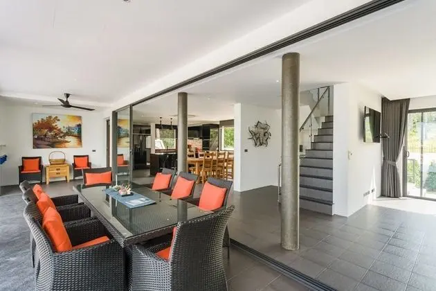 6 Bedrooms Villa
