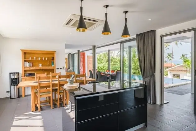 6 Bedrooms Villa