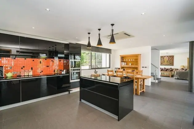 6 Bedrooms Villa