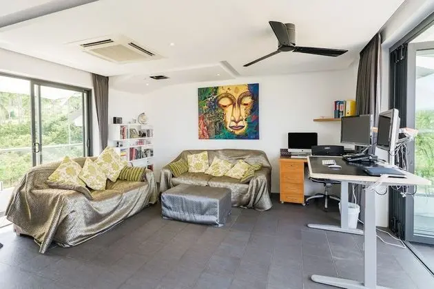 6 Bedrooms Villa