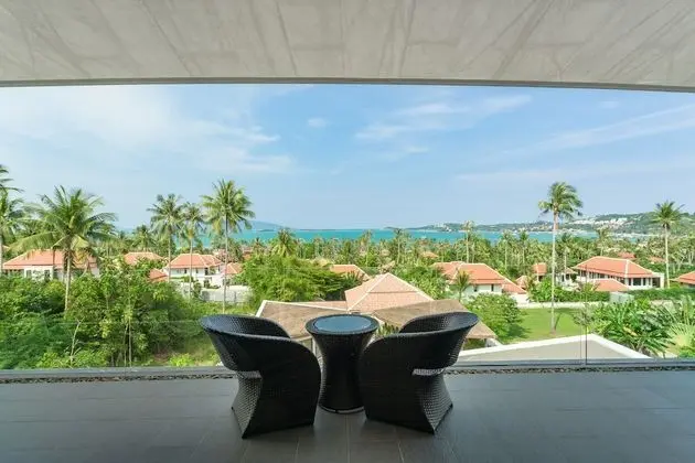 6 Bedrooms Villa