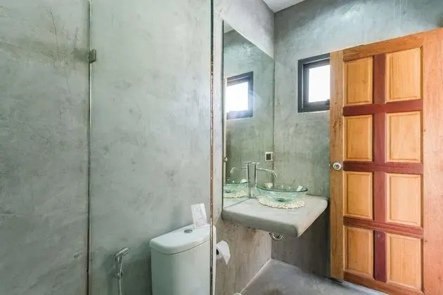 6 Bedrooms Villa