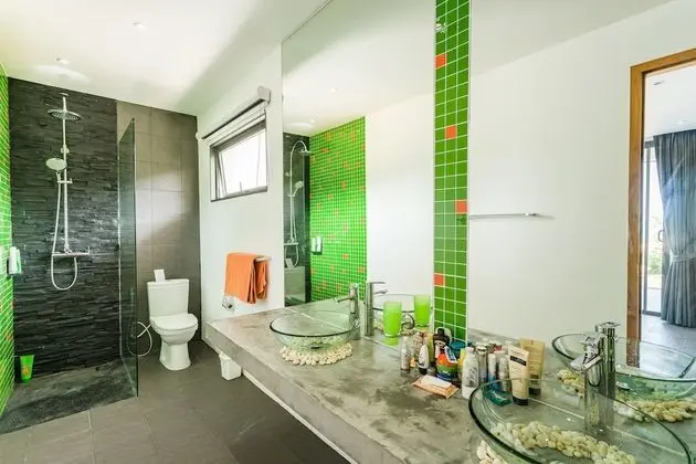 6 Bedrooms Villa