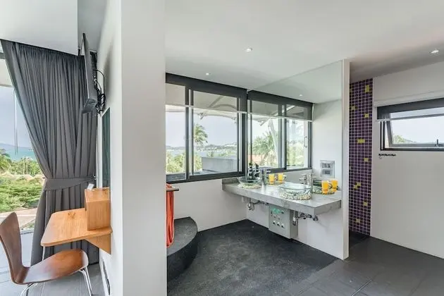 6 Bedrooms Villa