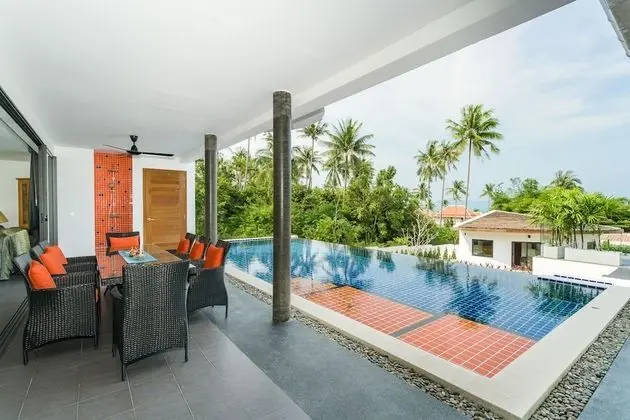 6 Bedrooms Villa