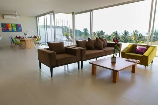 6 Bedrooms Villa