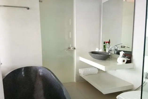 6 Bedrooms Villa