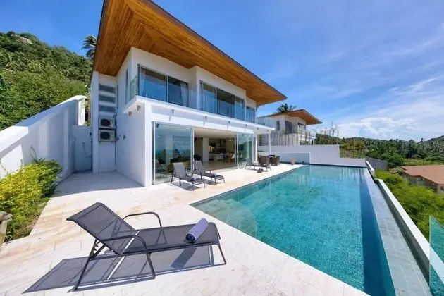 6 Bedrooms Villa