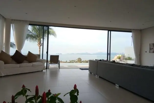 6 Bedrooms Villa