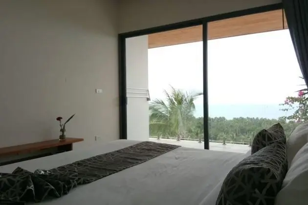 6 Bedrooms Villa